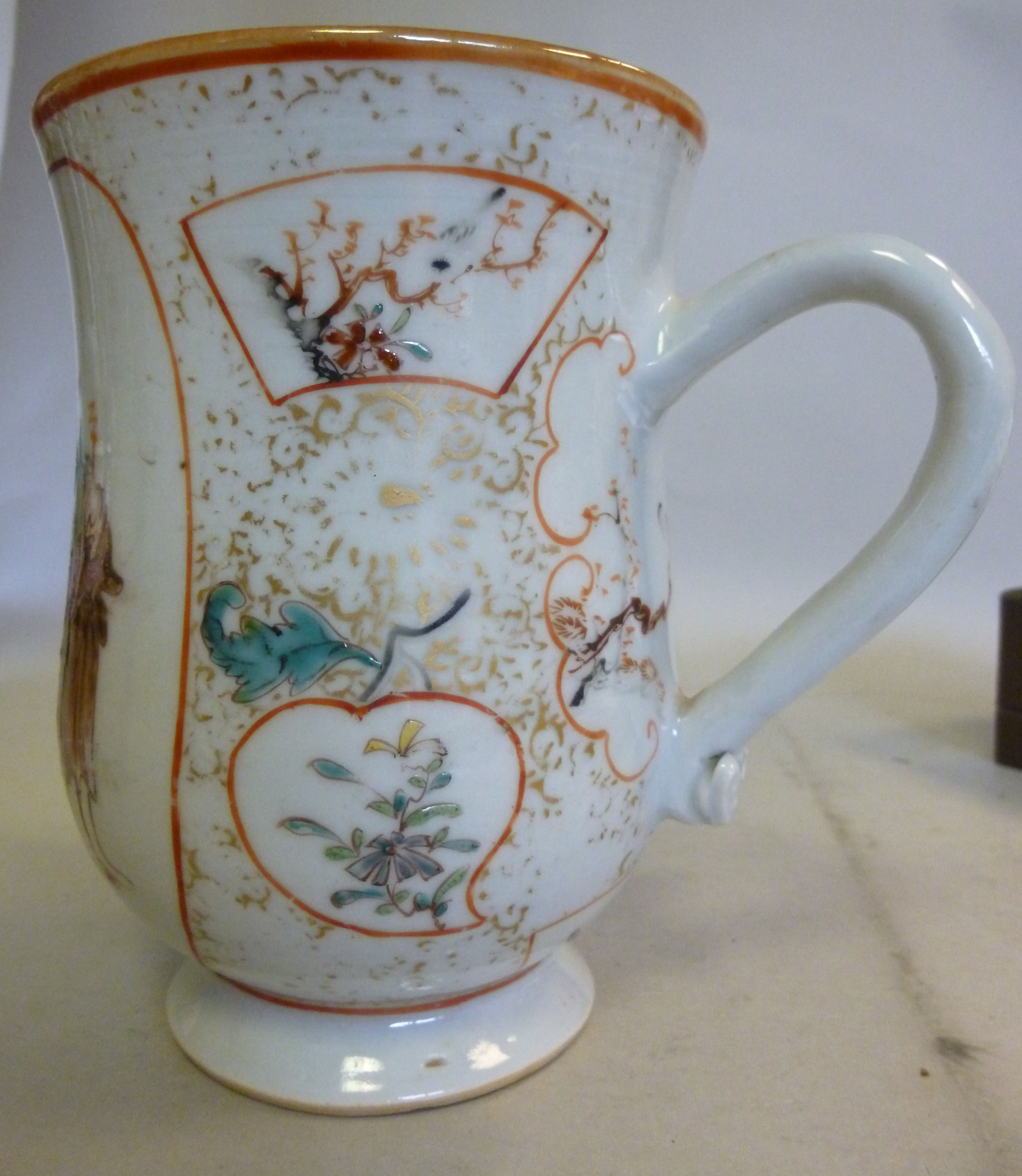 A late 18thC Chinese porcelain tankard o - Image 2 of 5