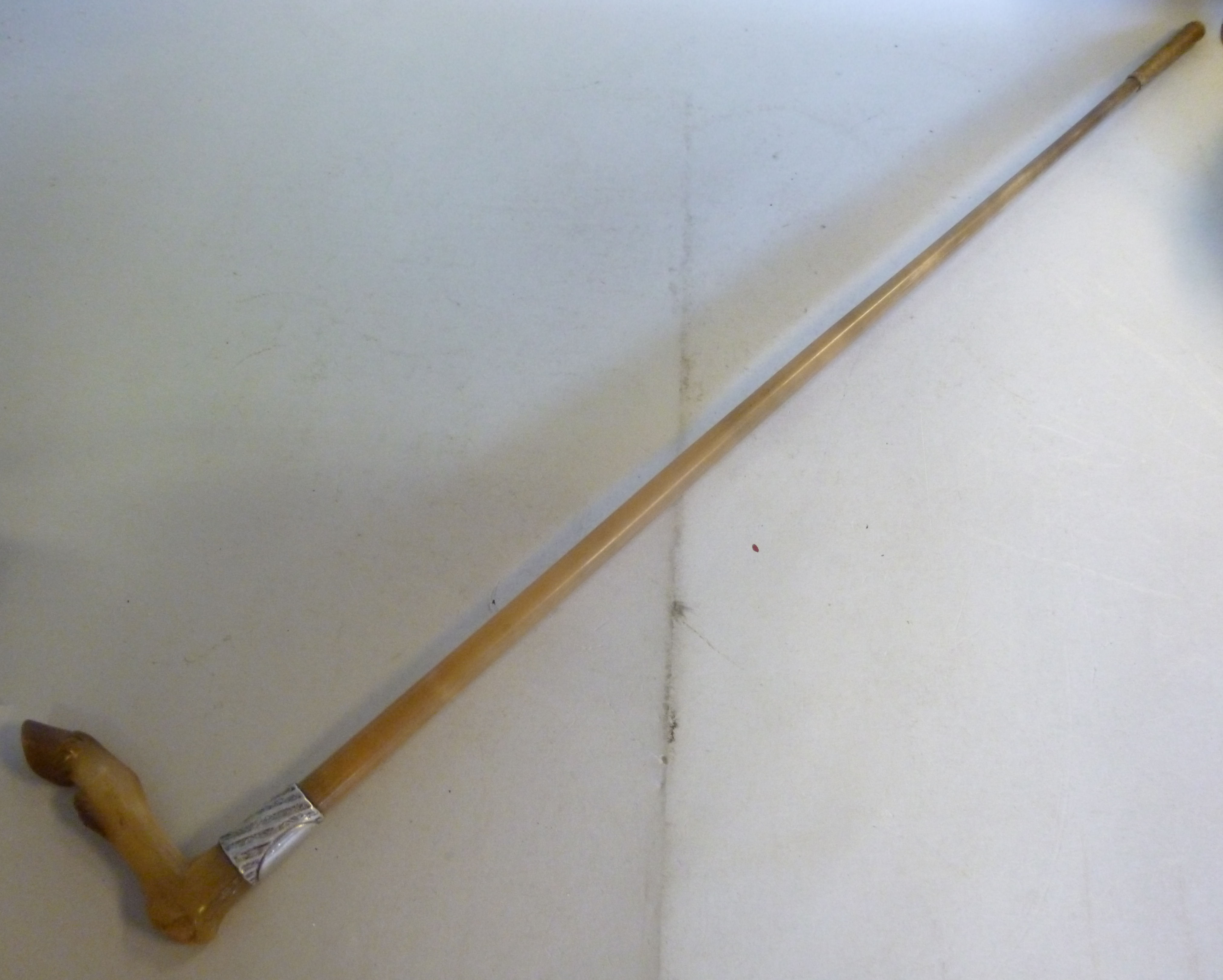 A late Victorian horn riding crop with a