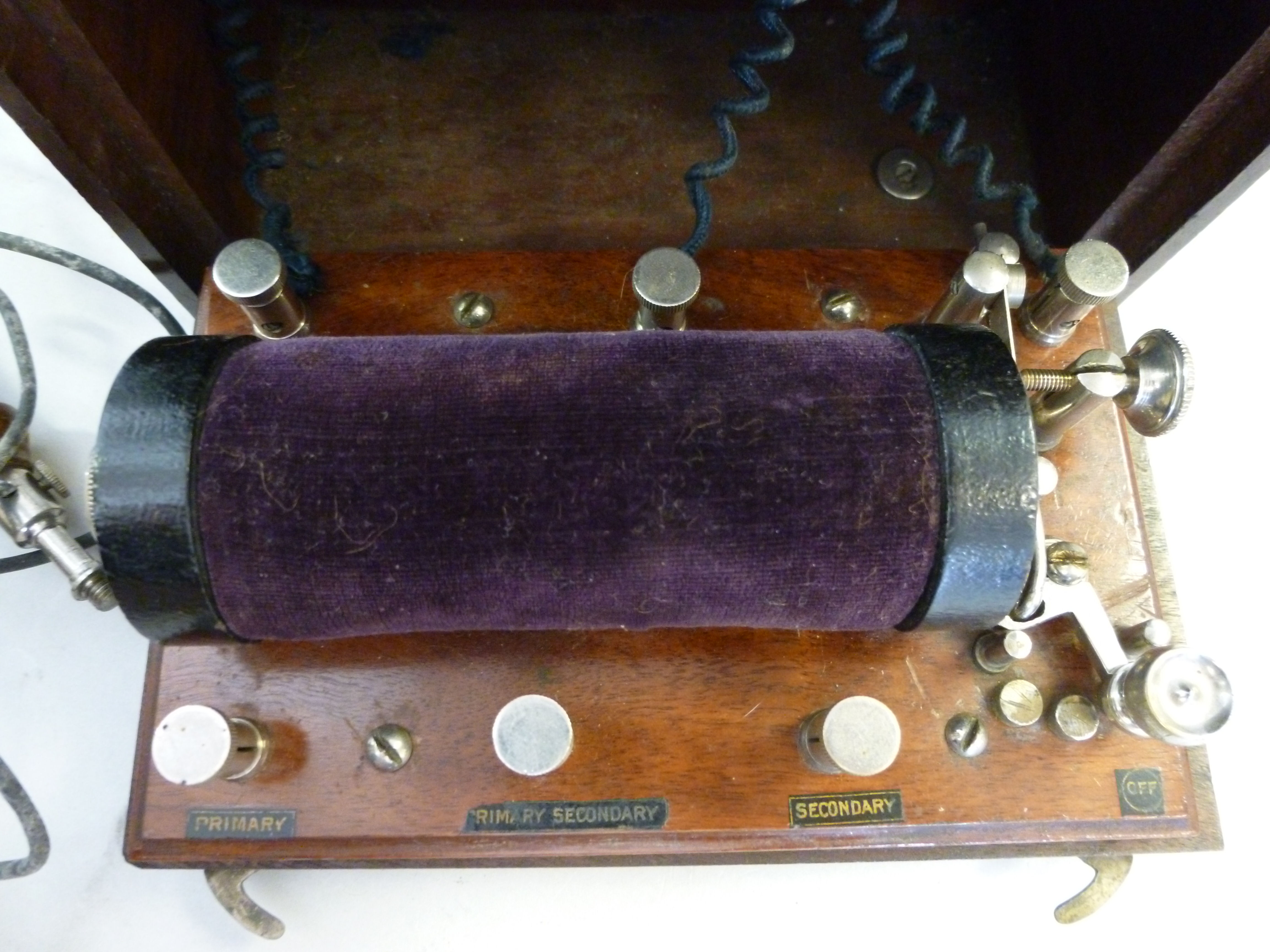 An early 20thC electric shock machine, i - Image 2 of 3