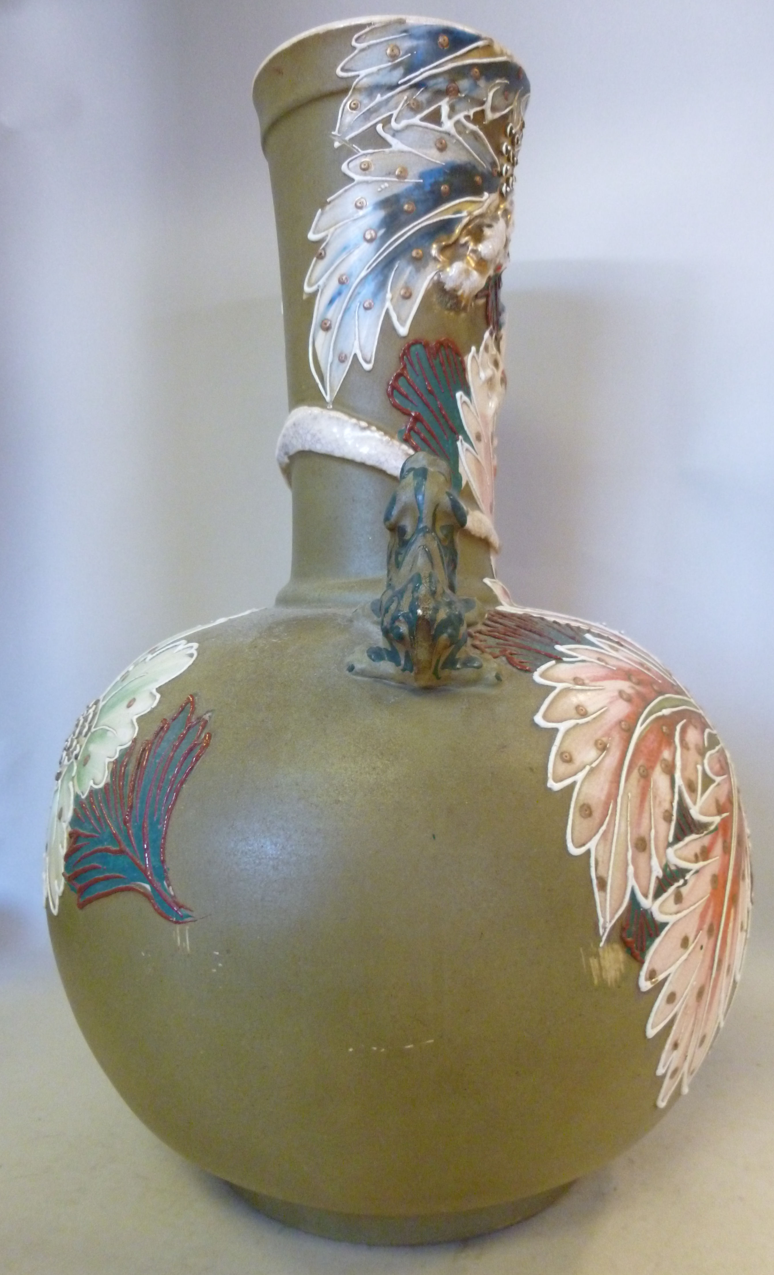 An early 20thC Japanese earthenware bott - Image 4 of 7