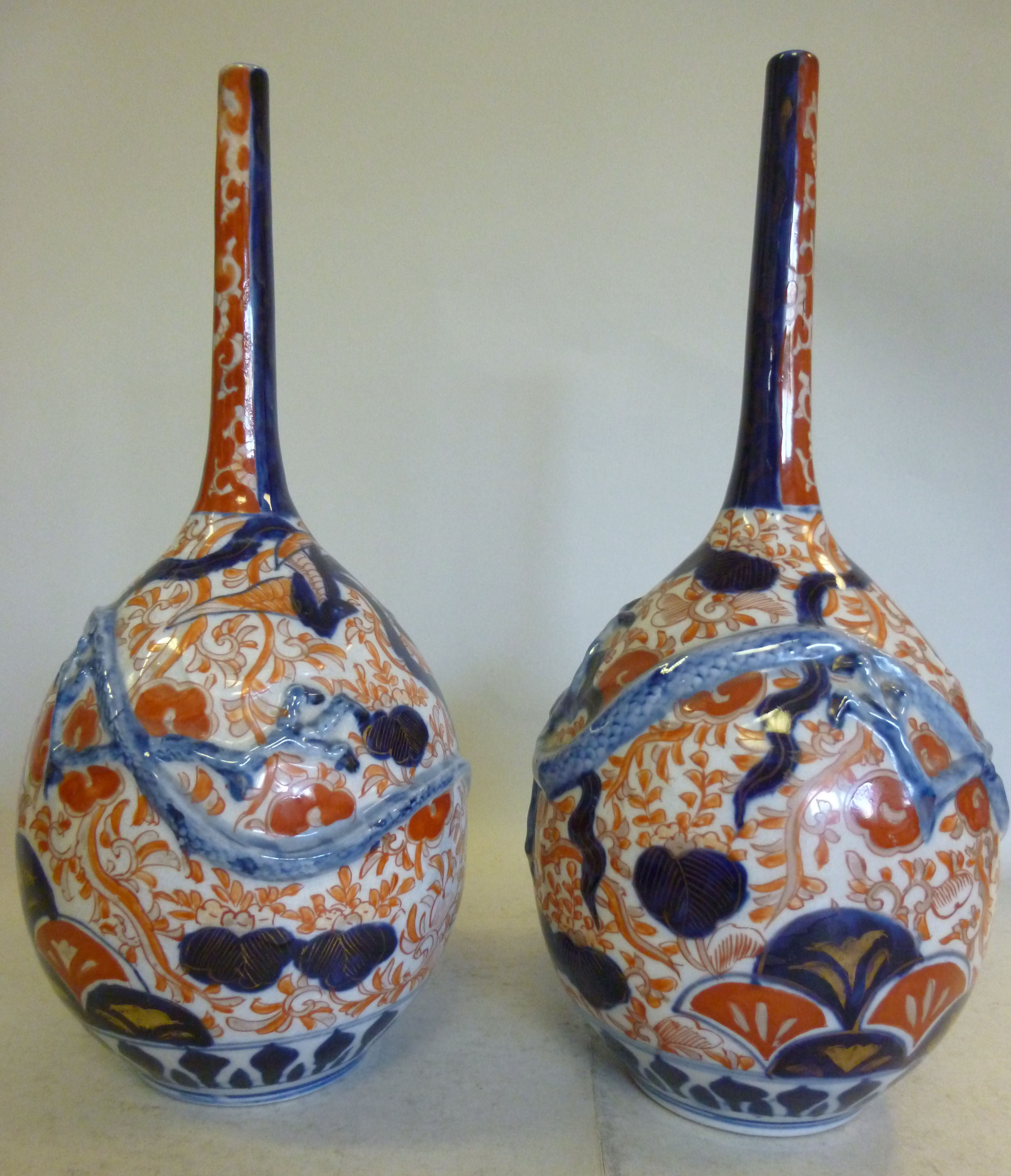 A pair of early 20thC Japanese Imari por - Image 2 of 4