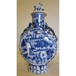 A late 19thC Chinese porcelain moonflask