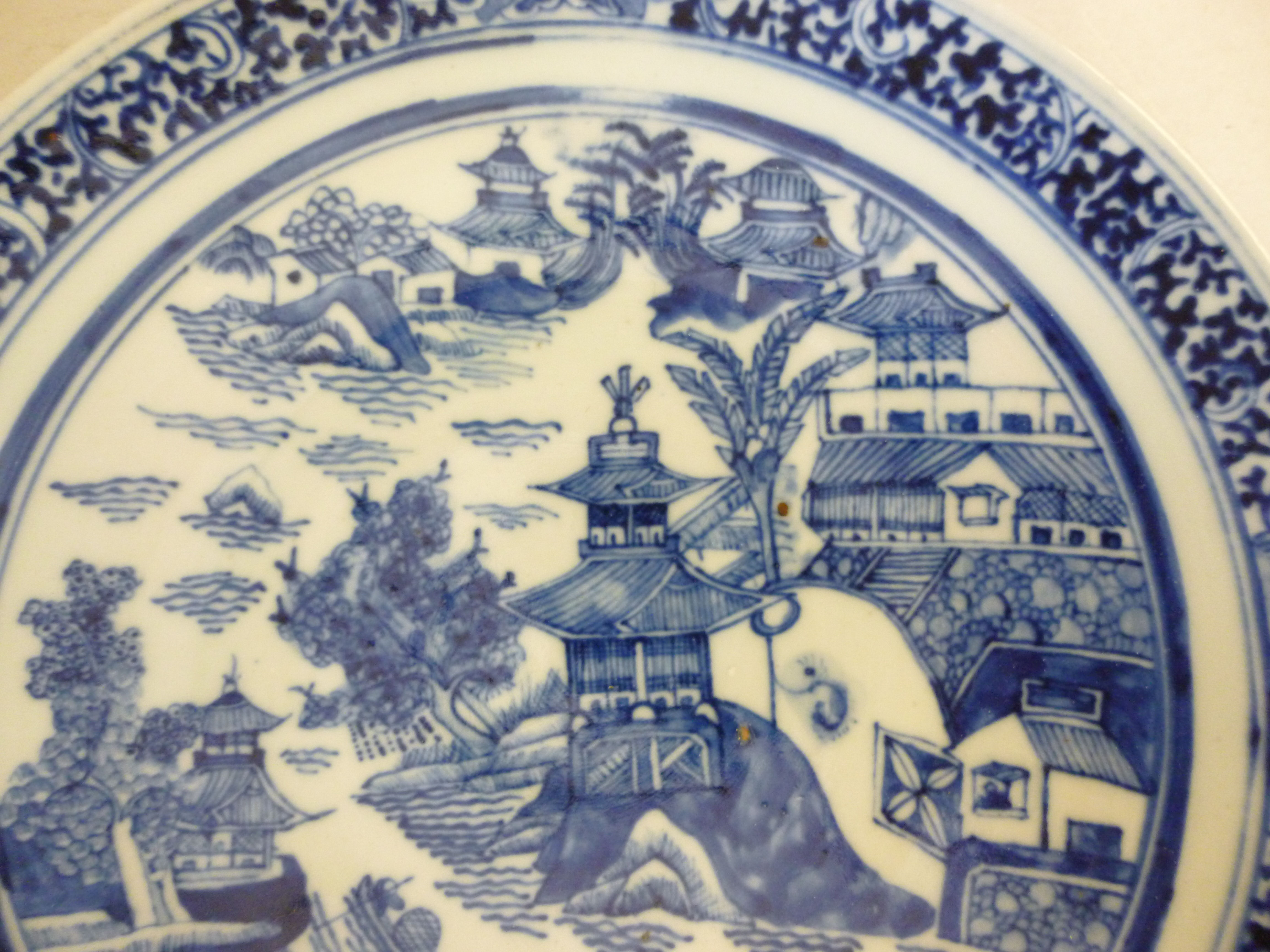 A late 19thC Chinese porcelain dish, dec - Image 2 of 3