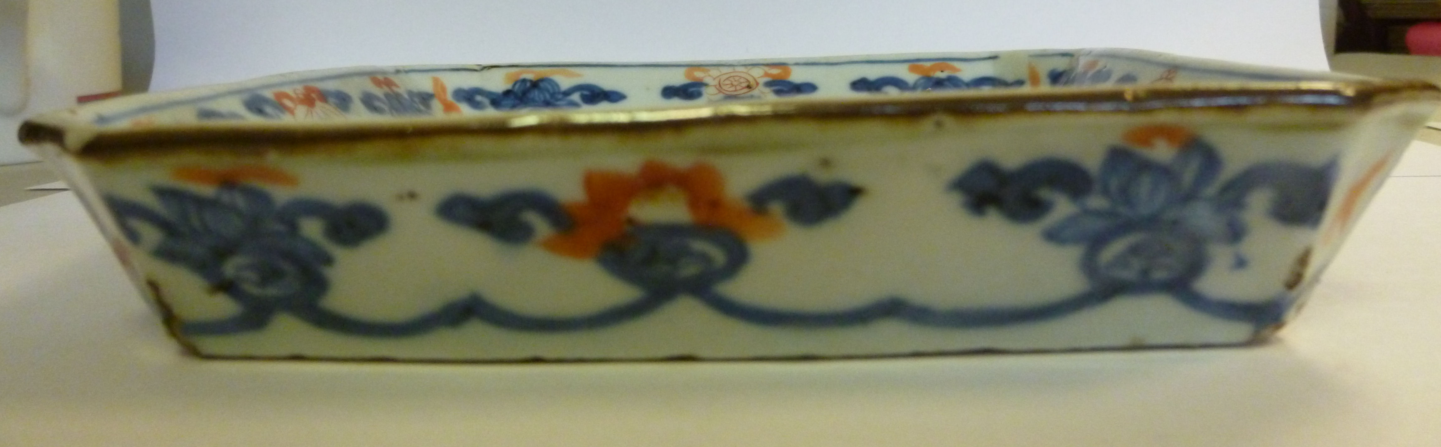 A late 18thC Chinese porcelain dish, hav - Image 3 of 3
