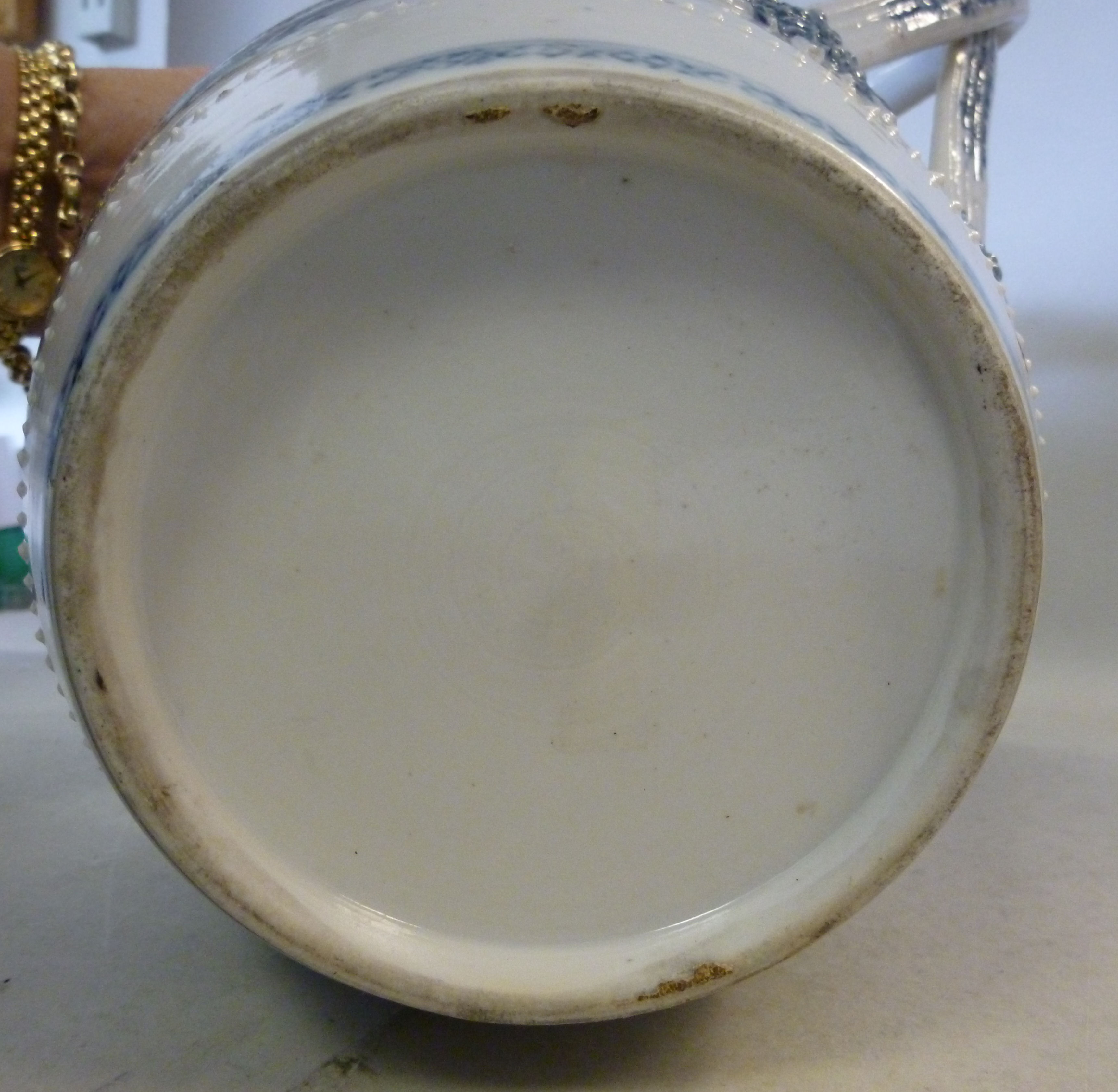 A late 18thC Chinese moulded porcelain b - Image 6 of 6
