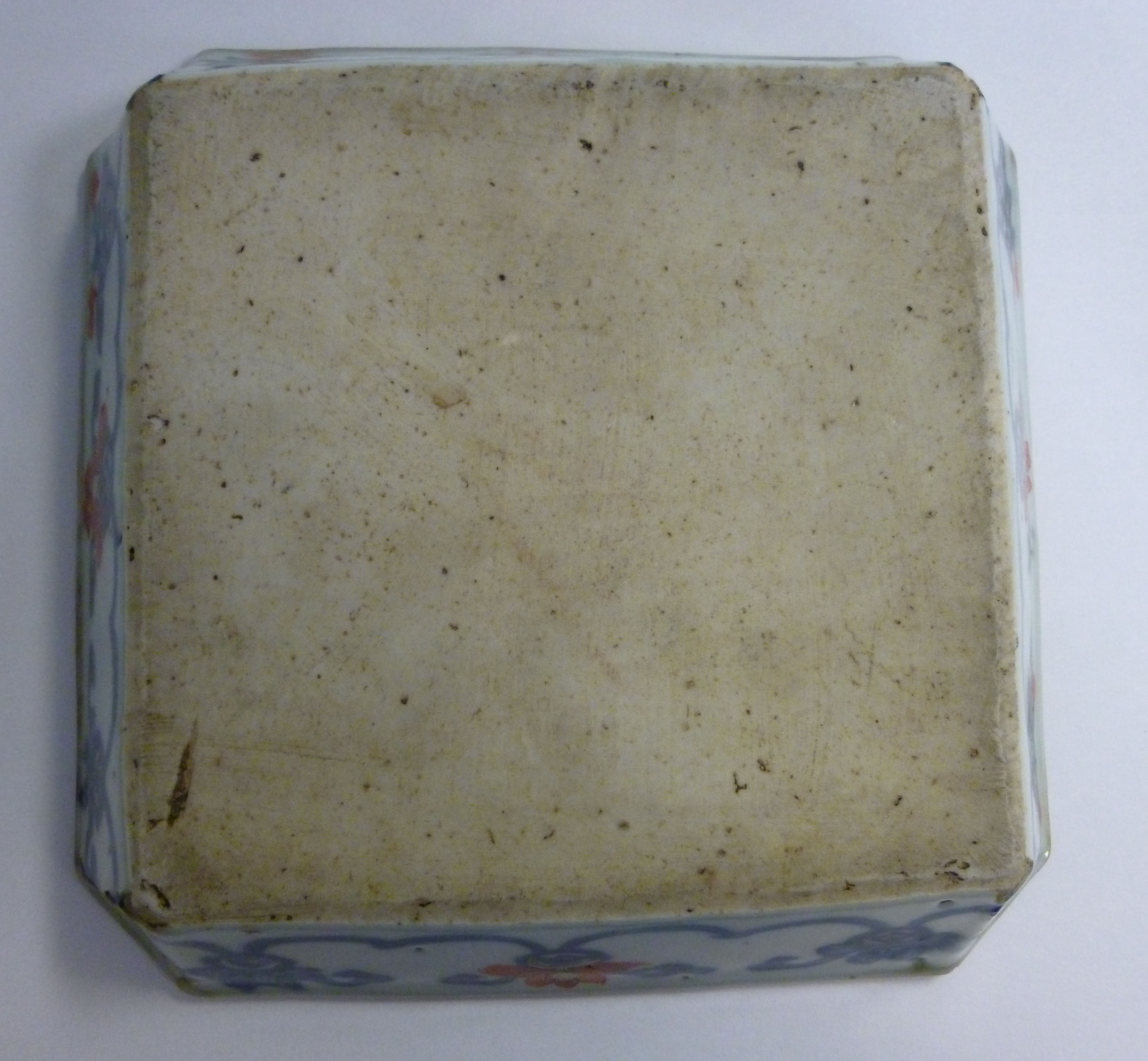 A late 18thC Chinese porcelain dish, hav - Image 2 of 3