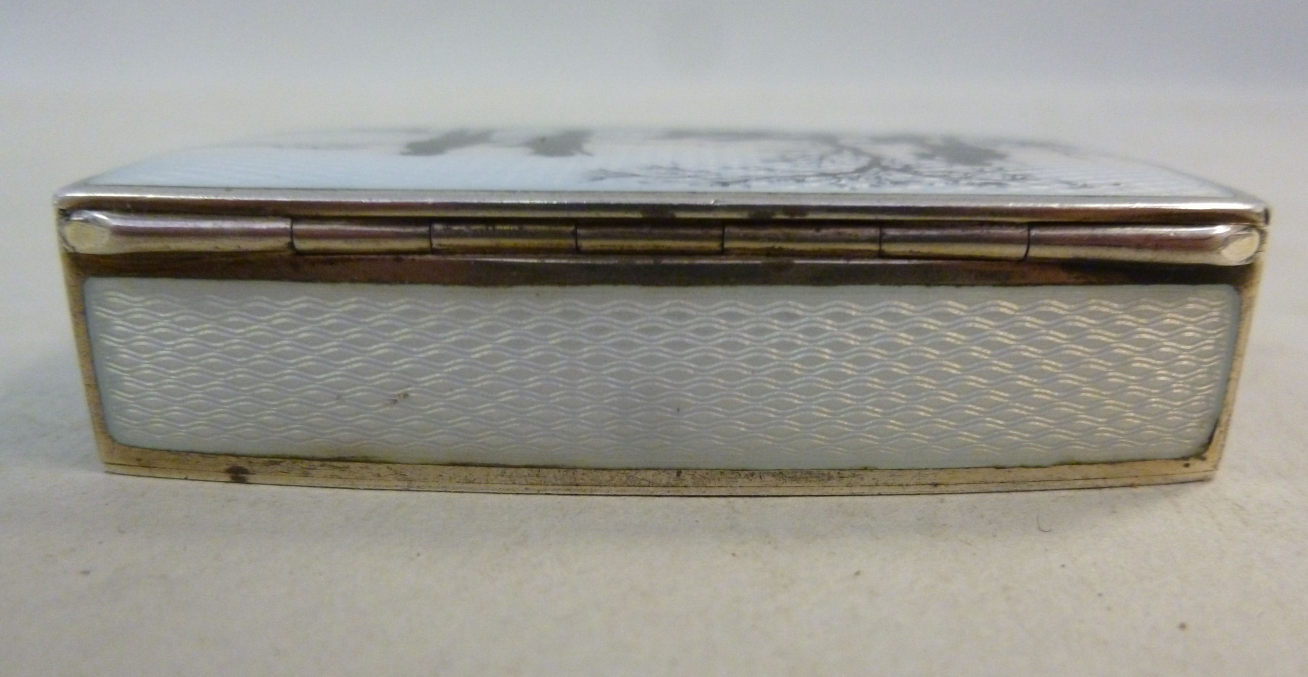 An early 20thC silver snuff box of recta - Image 3 of 5