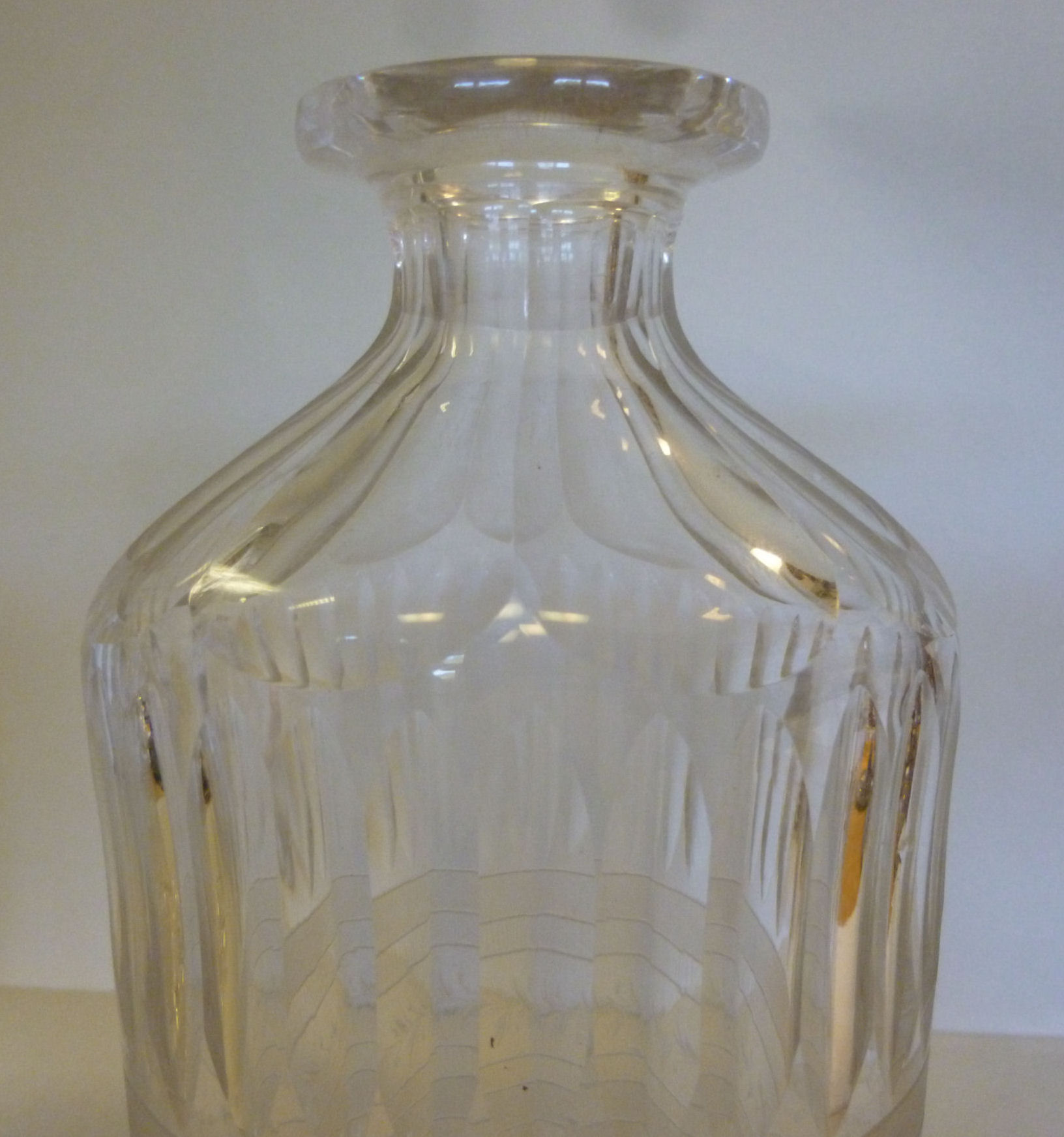 A pair of Edwardian clear glass decanter - Image 4 of 4