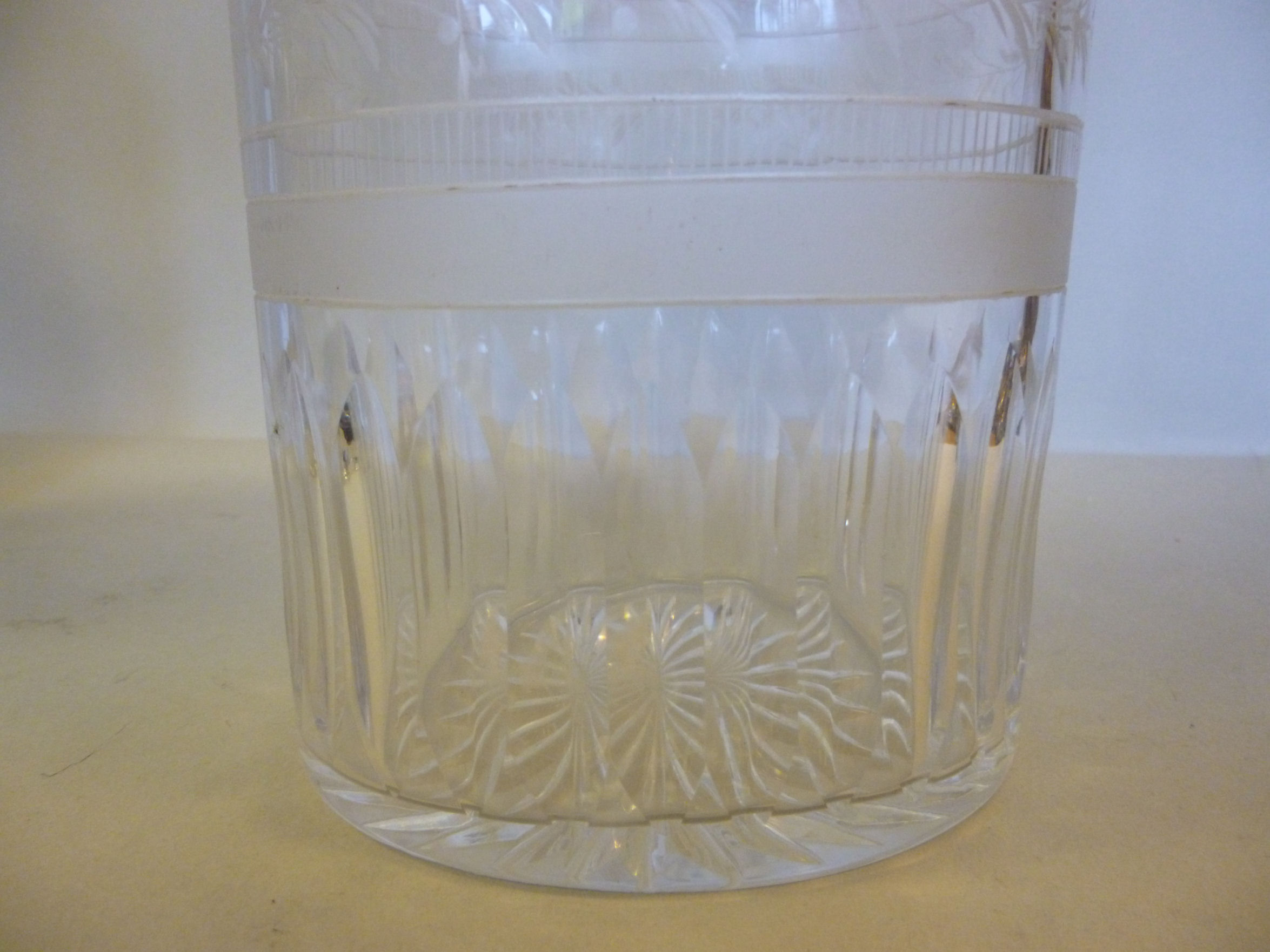 A pair of Edwardian clear glass decanter - Image 3 of 4