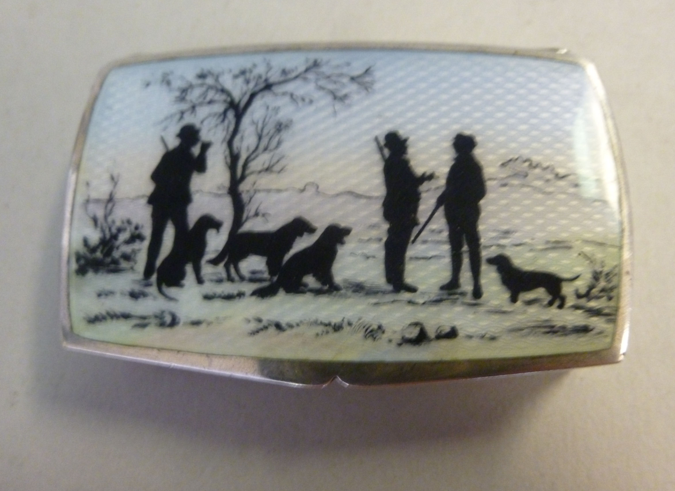 An early 20thC silver snuff box of recta - Image 2 of 5
