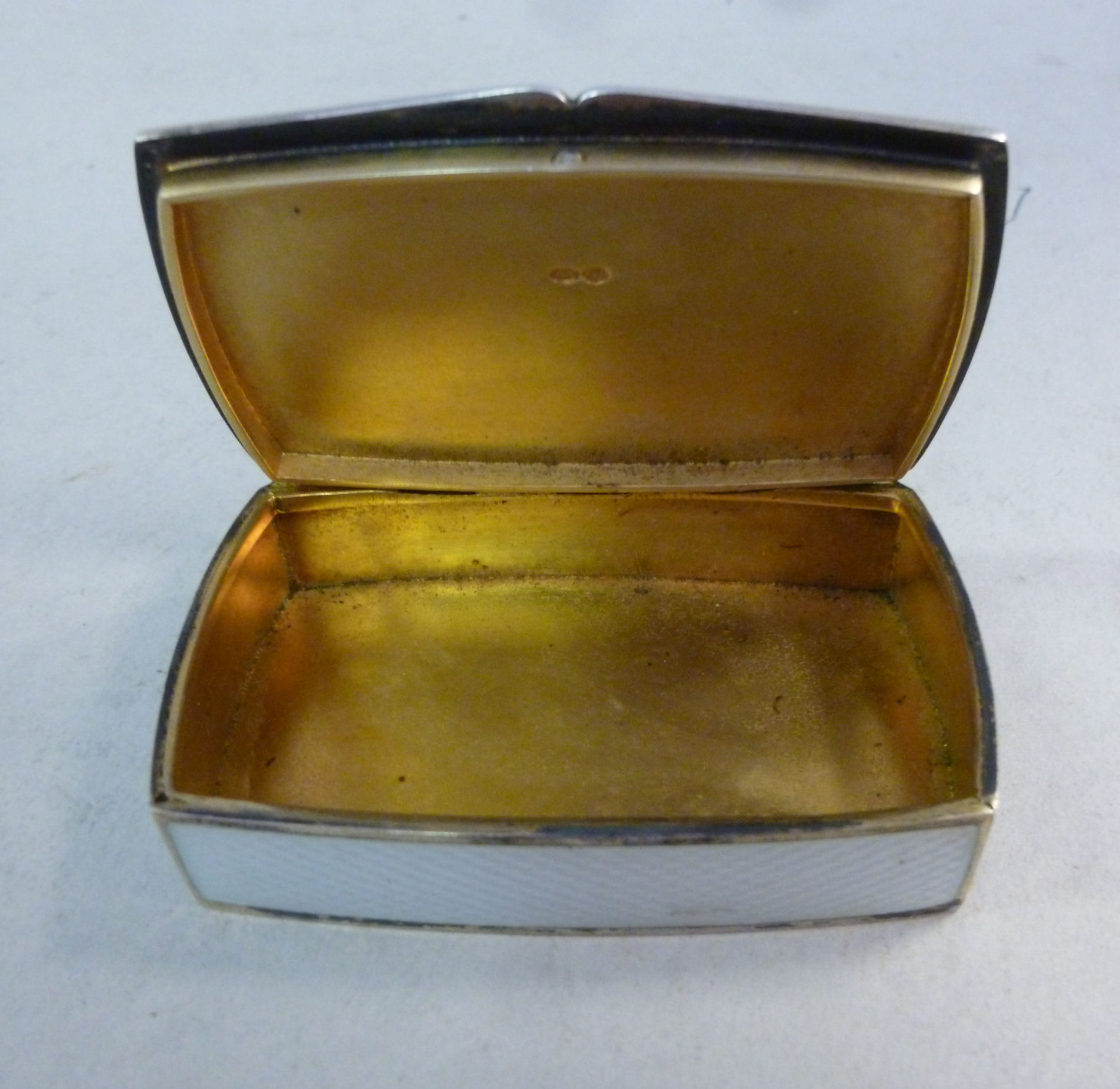 An early 20thC silver snuff box of recta - Image 4 of 5