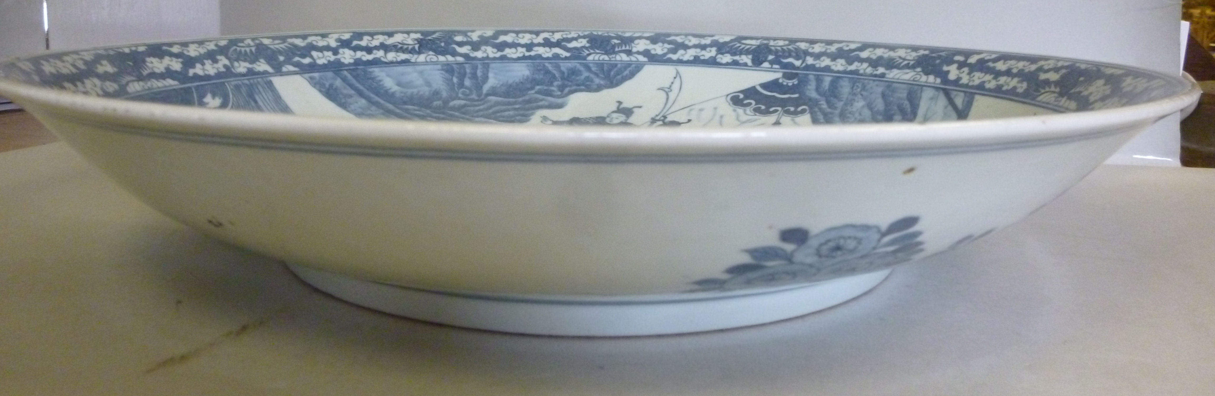 A late 19thC Chinese porcelain charger, - Image 3 of 4