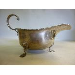 An Edwardian silver sauce boat, having a