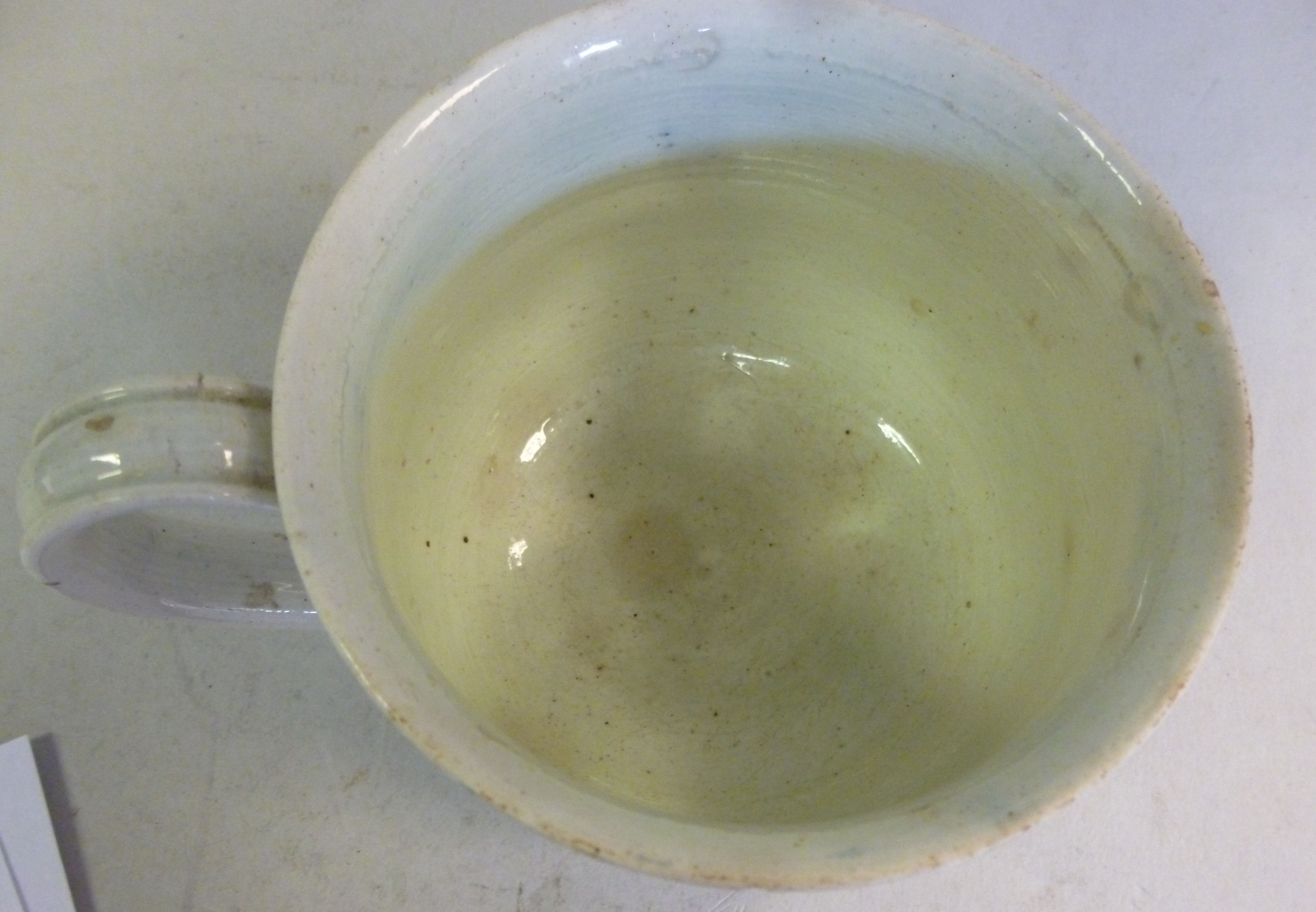 A late 18thC earthenware cup, having a d - Image 3 of 4