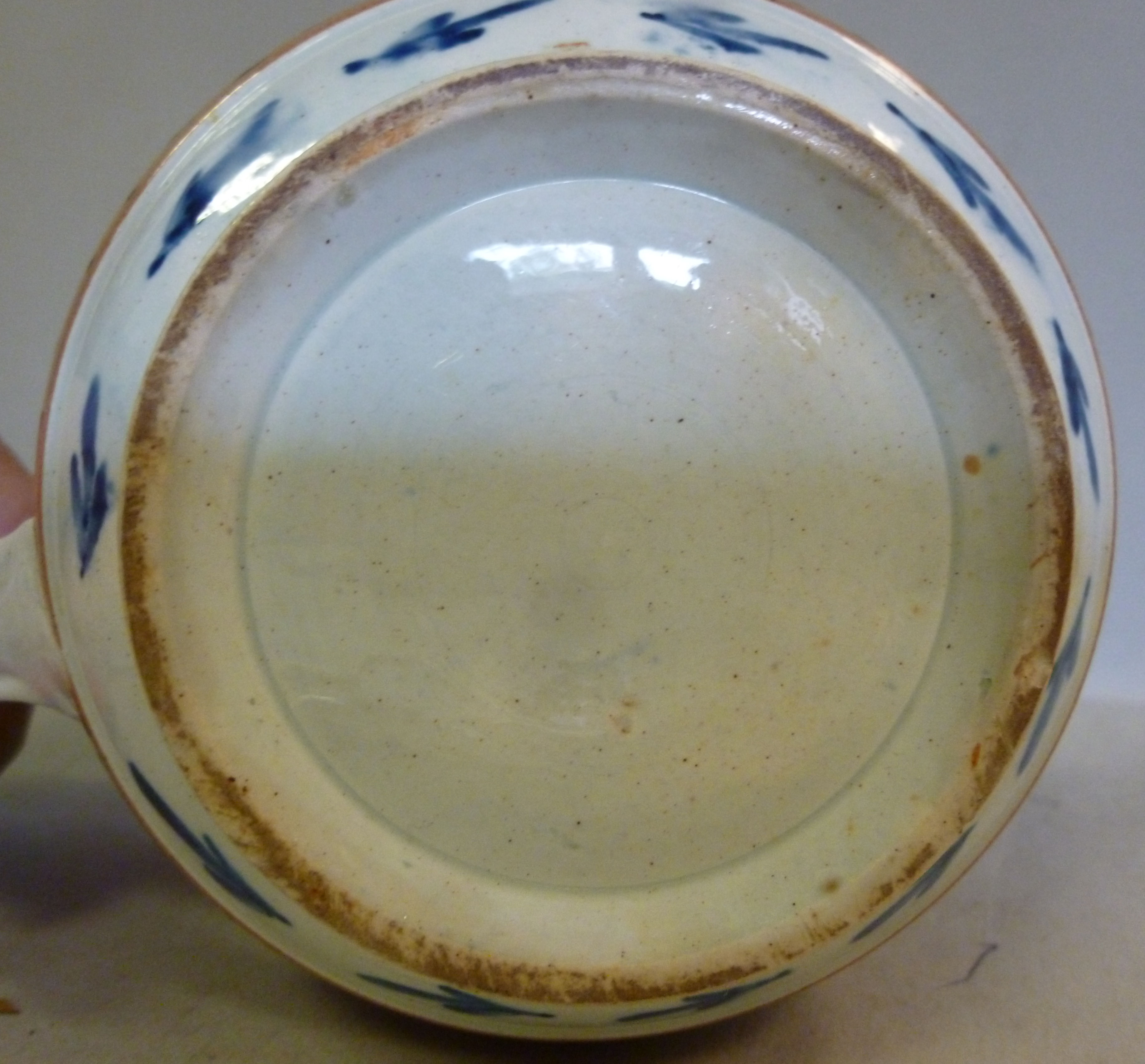 A late 18thC earthenware cup, having a d - Image 4 of 4