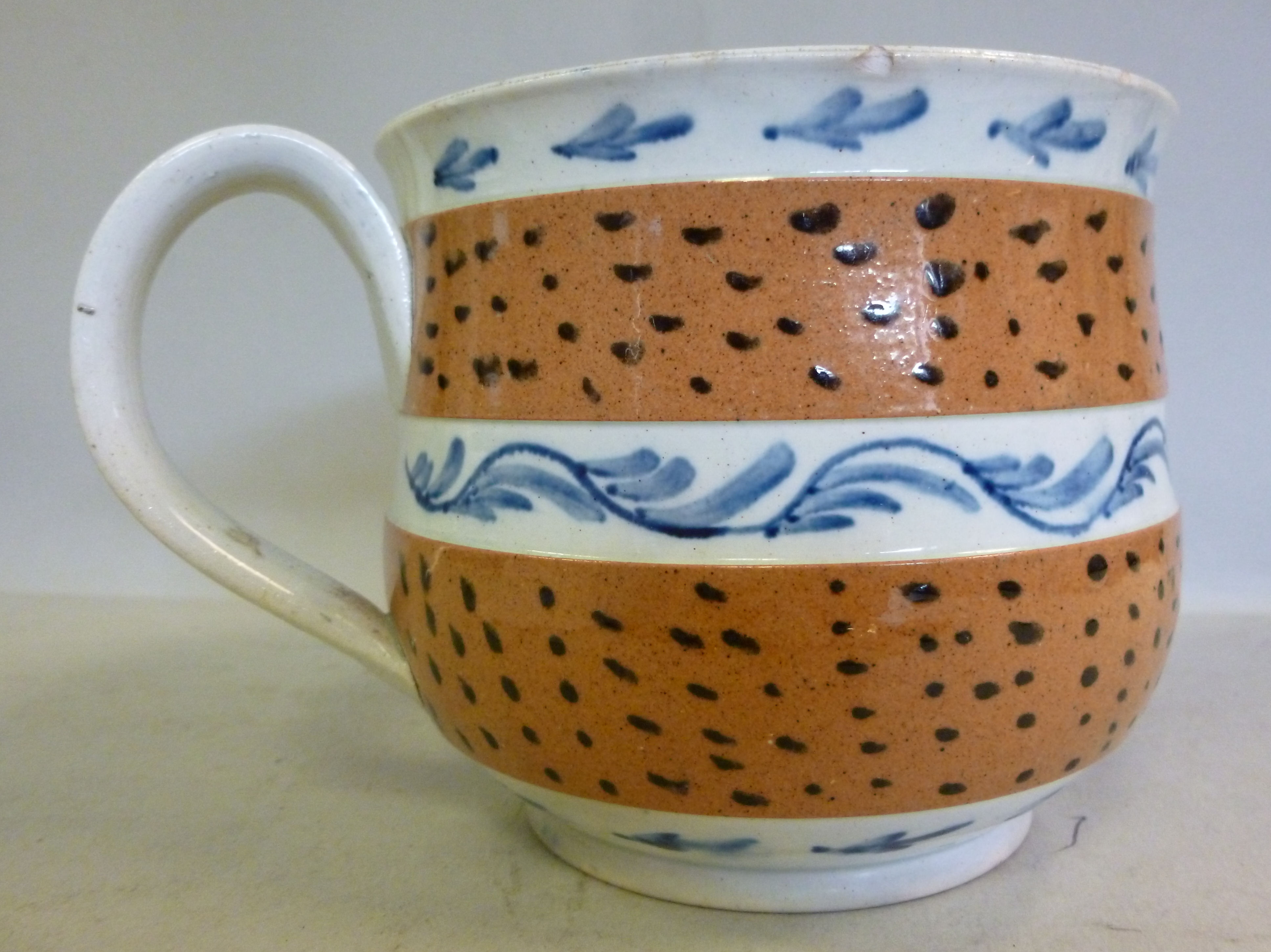 A late 18thC earthenware cup, having a d - Image 2 of 4