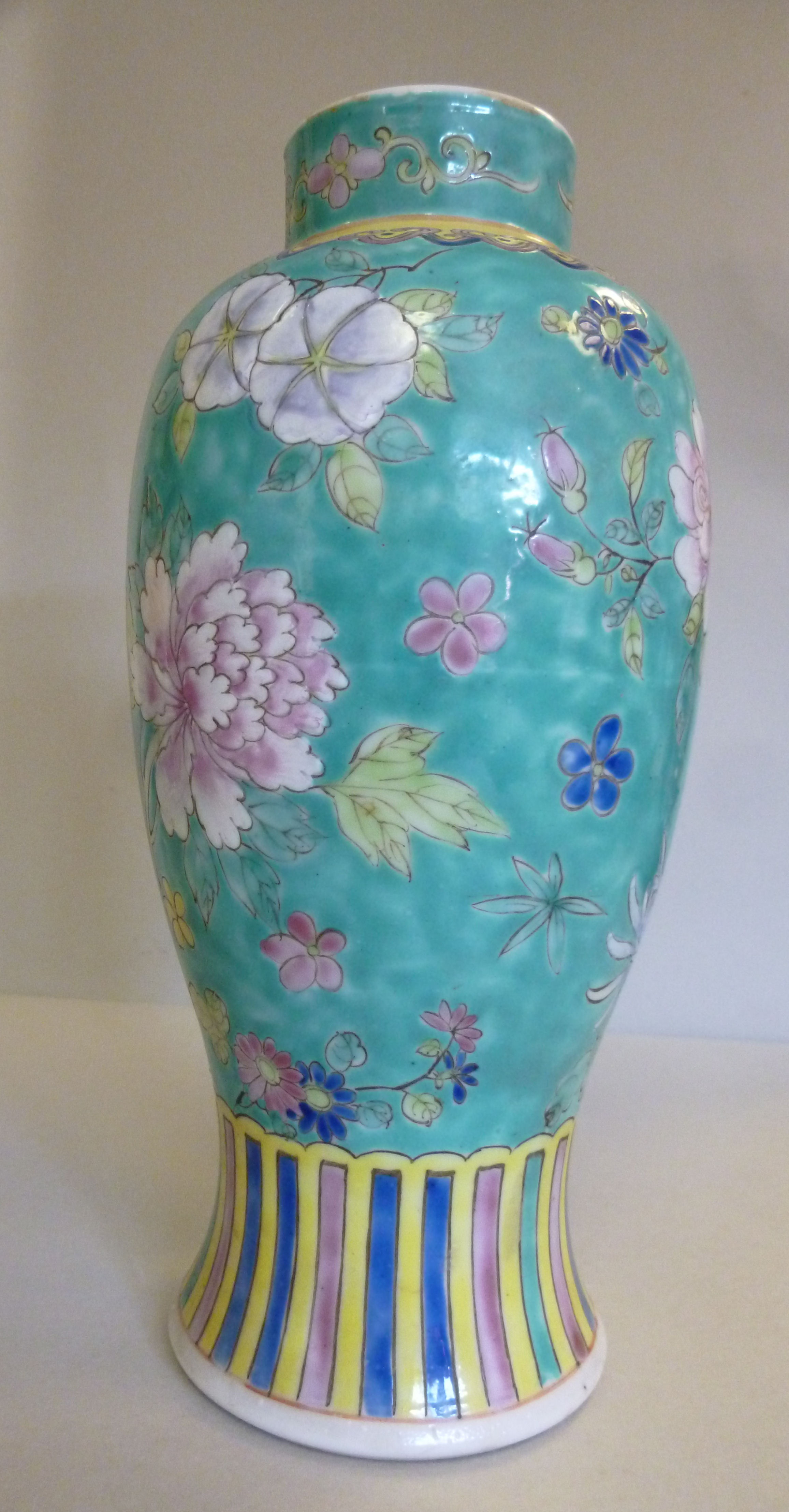 A late 19th/early 20thC Chinese porcelai - Image 2 of 4