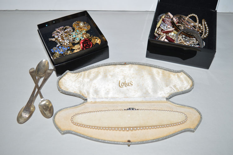 A quantity of costume jewellery,