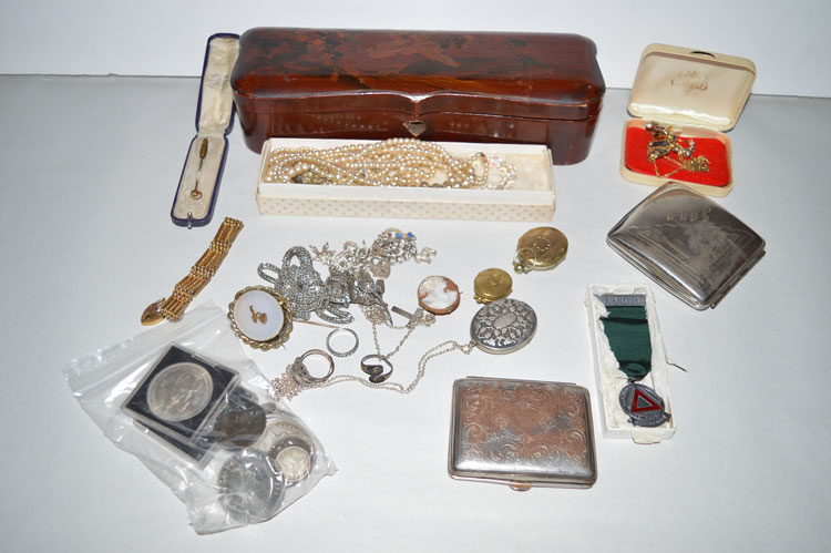 A quantity of costume jewellery,