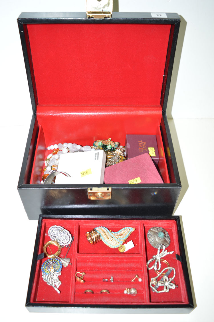 A larger quantity of costume jewellery in a jewellery box.
