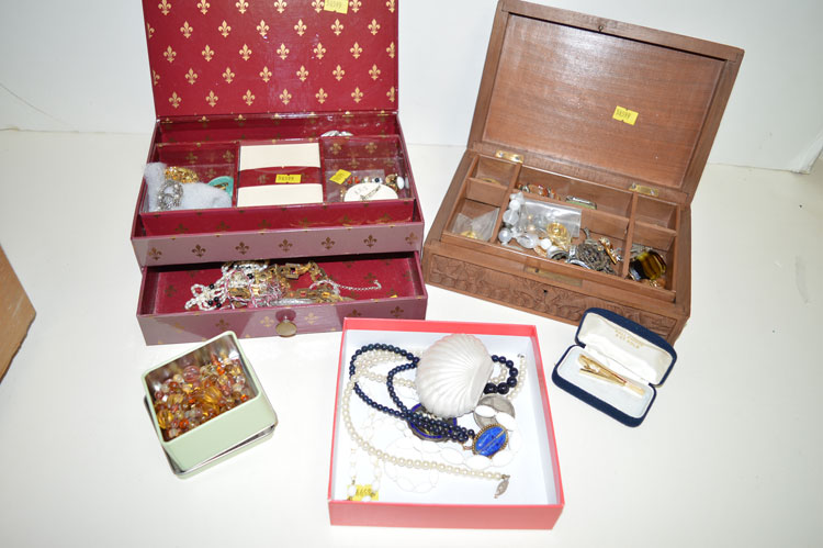 A large quantity of costume jewellery.