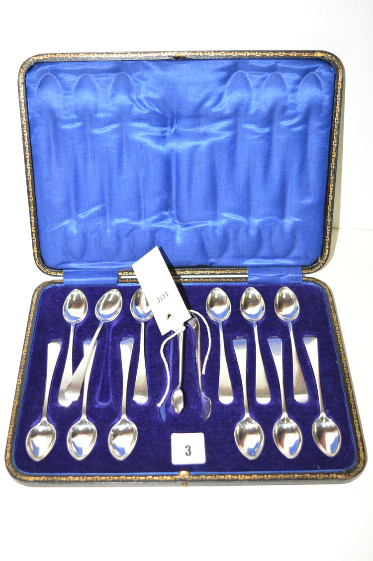 A set of twelve silver teaspoons and matching sugar tongs, by J.S., Sheffield 1914, in fitted case.