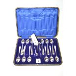 A set of twelve silver teaspoons and matching sugar tongs, by J.S., Sheffield 1914, in fitted case.