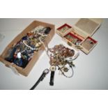 A quantity of costume jewellery, including: a lapis lazuli necklace.