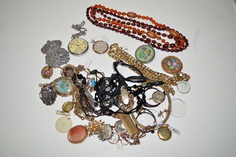 A quantity of costume jewellery,