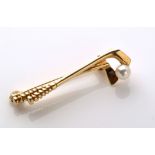 A 9ct yellow gold golf club pattern brooch, set with cultured pearl 'ball', 3.2cms wide.