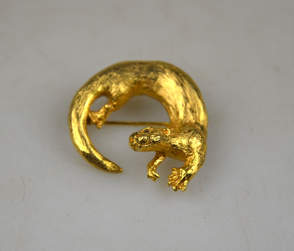A 9ct yellow gold otter brooch having stone set eyes, approx 12.5g