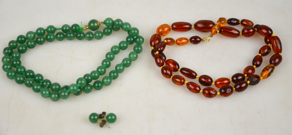 A green aventurine necklace to/w matching stud earrings and a graduated modern amber bead necklace