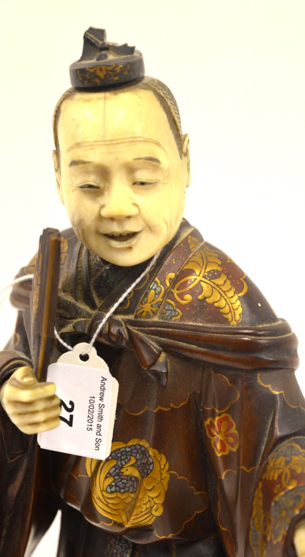 A Japanese carved wood standing figure of a man holding a fan, his robe gilt lacquered and inlaid - Image 4 of 8