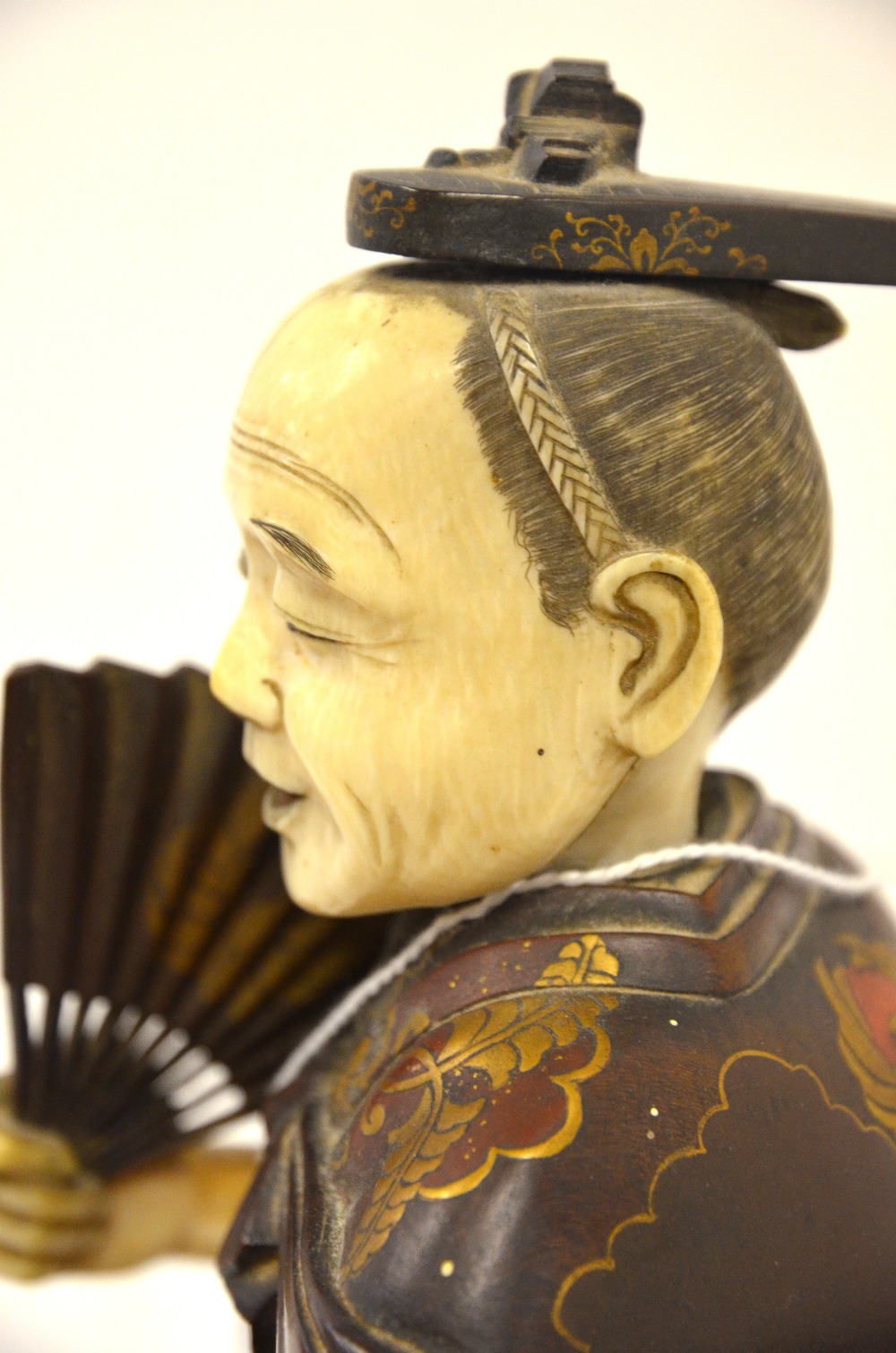 A Japanese carved wood standing figure of a man holding a fan, his robe gilt lacquered and inlaid - Image 5 of 8