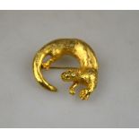A 9ct yellow gold otter brooch having st