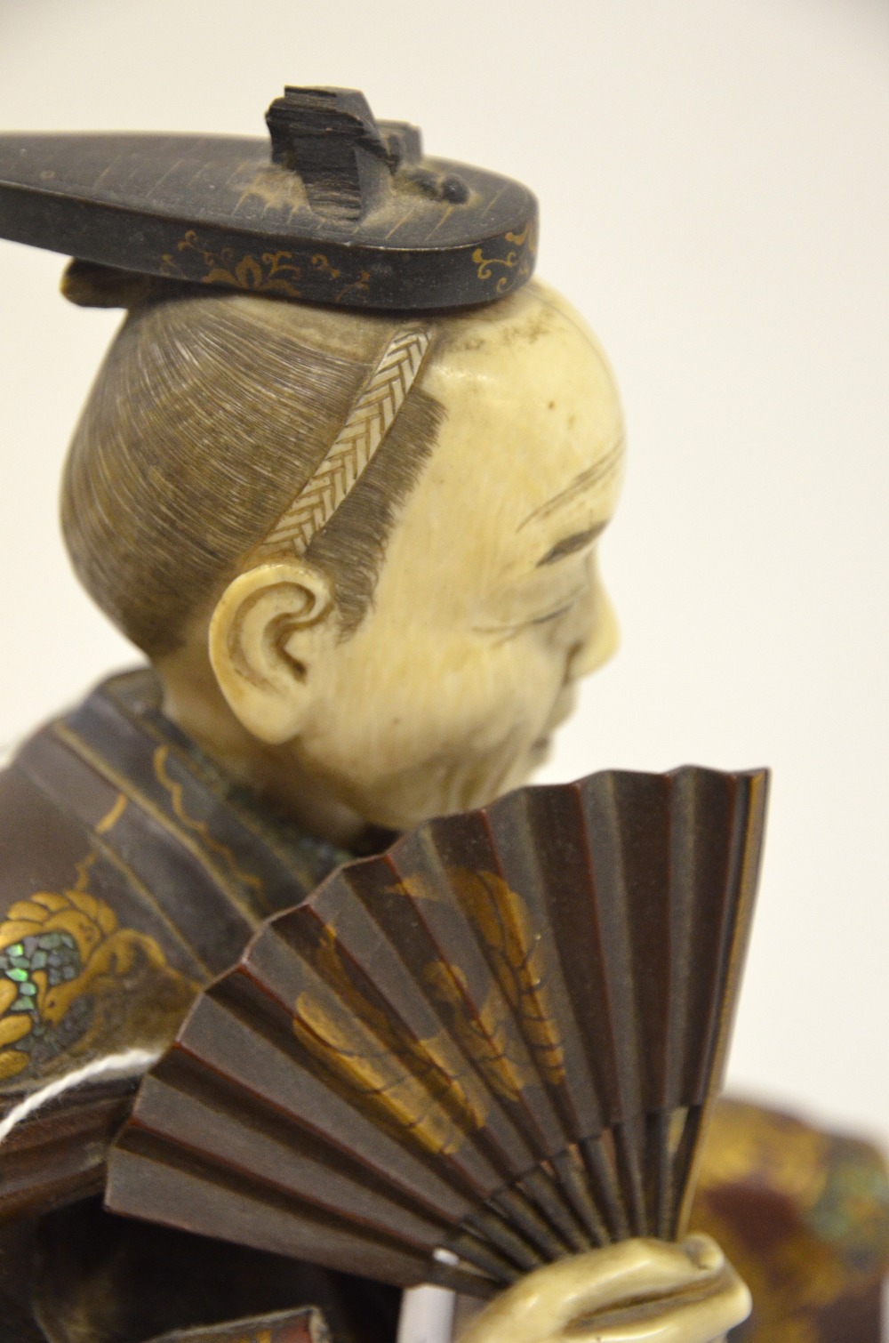 A Japanese carved wood standing figure of a man holding a fan, his robe gilt lacquered and inlaid - Image 6 of 8