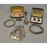 A collection of jewellery items includin