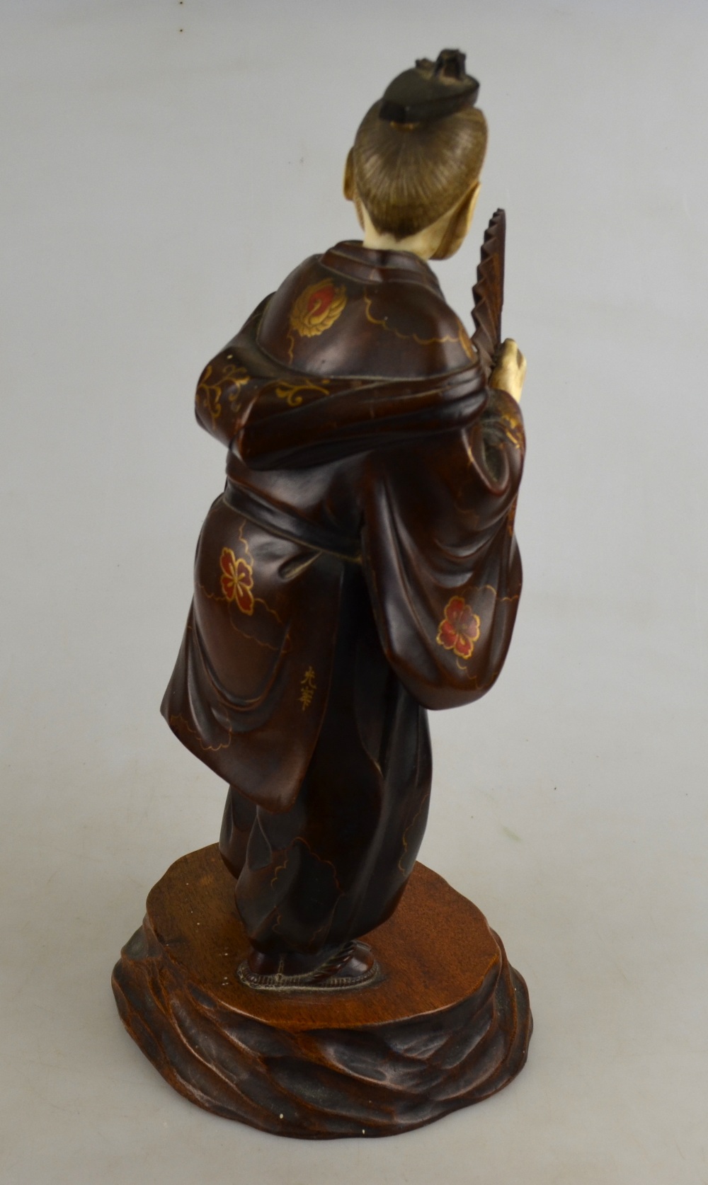 A Japanese carved wood standing figure of a man holding a fan, his robe gilt lacquered and inlaid - Image 2 of 8