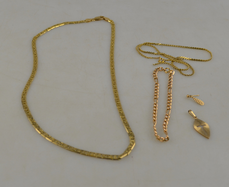 A lot including 9ct yellow gold key patt