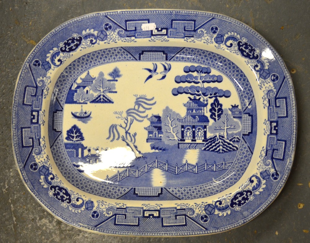 A 19th century blue and white meat plate with gravy well transfer decorated with an Asian/Oriental - Image 4 of 4