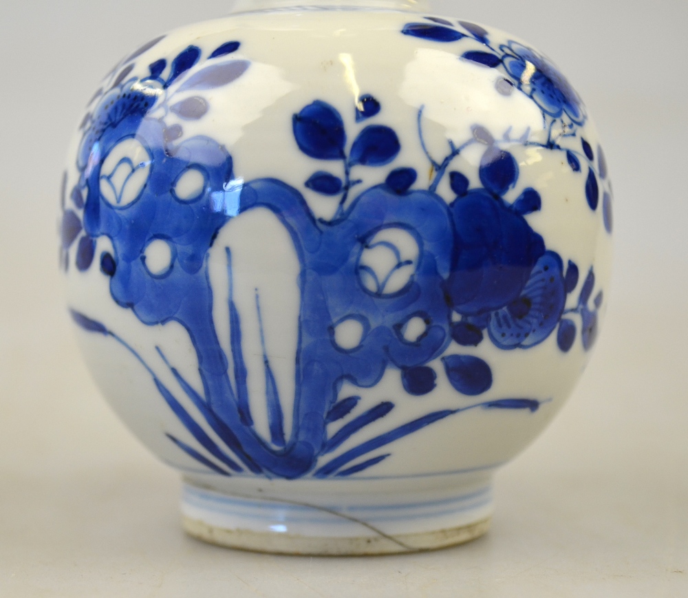 A Chinese blue and white gourd vase decorated with flowers and rockwork, Kangxi 1662-1722, 16.8 cm - Image 3 of 6