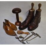A pair of gentleman's vintage lace-up brown ankle boots (size 11),
