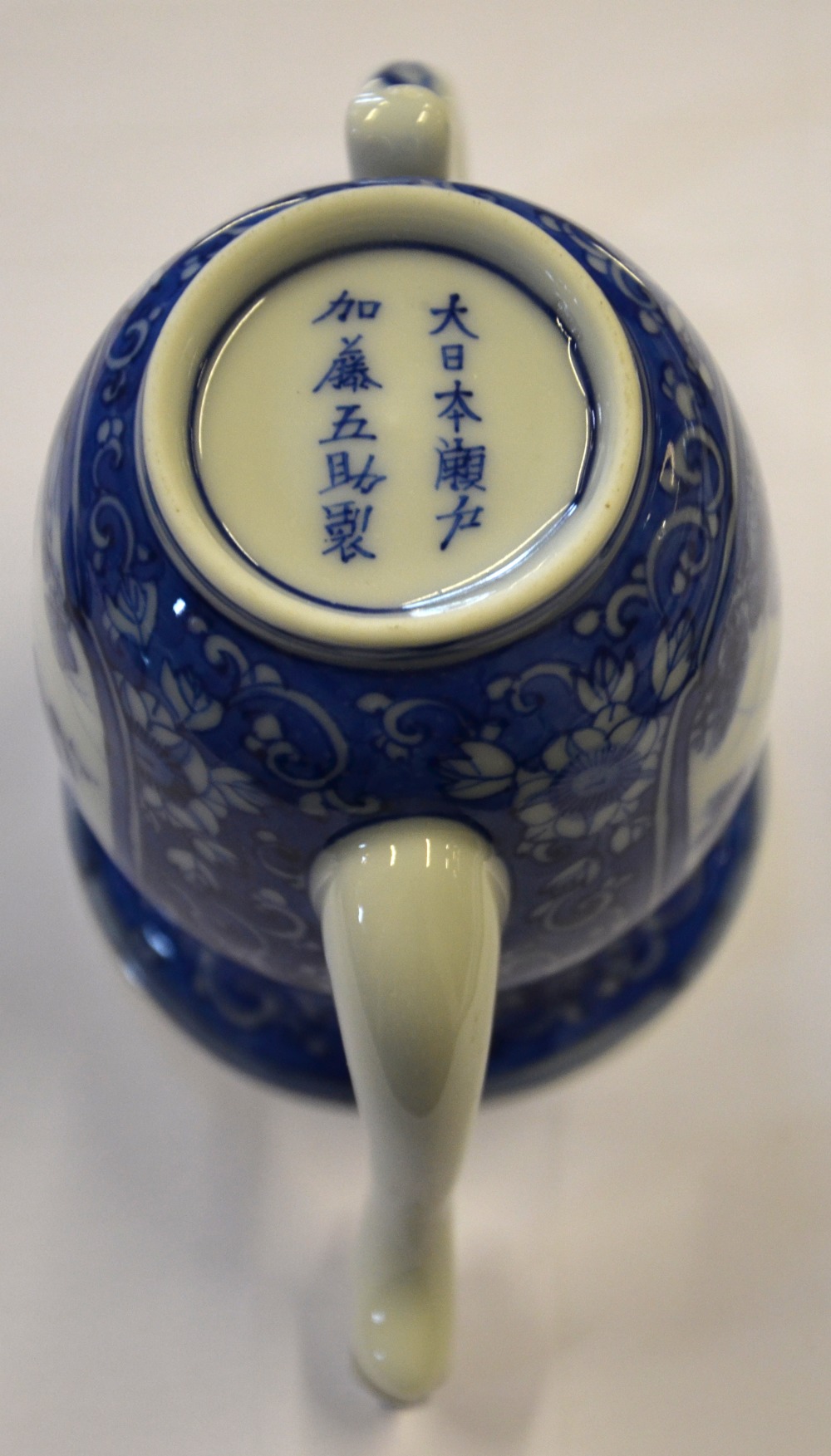 A Chinese blue and white gourd vase decorated with flowers and rockwork, Kangxi 1662-1722, 16.8 cm - Image 4 of 6