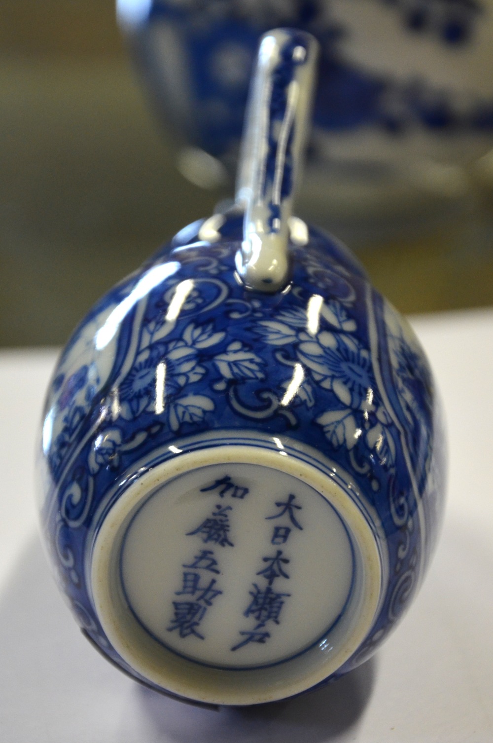 A Chinese blue and white gourd vase decorated with flowers and rockwork, Kangxi 1662-1722, 16.8 cm - Image 6 of 6