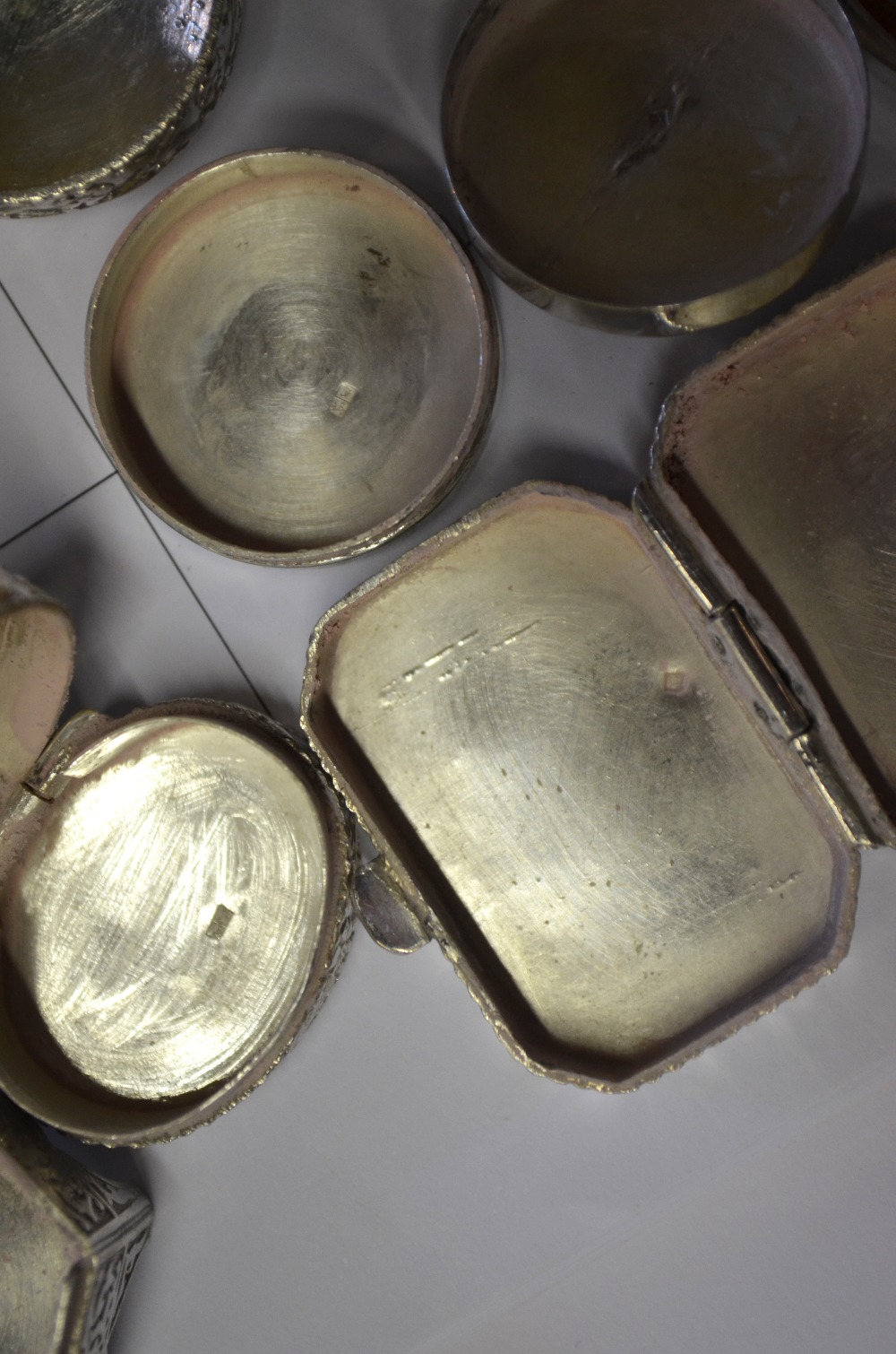 Nine various Egyptian .900 grade pill-boxes with engraved decoration, 6 oz total gross weight - Image 3 of 5