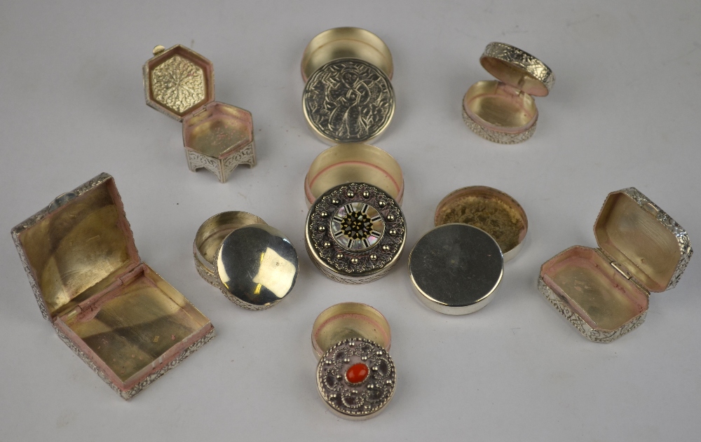 Nine various Egyptian .900 grade pill-boxes with engraved decoration, 6 oz total gross weight - Image 2 of 5