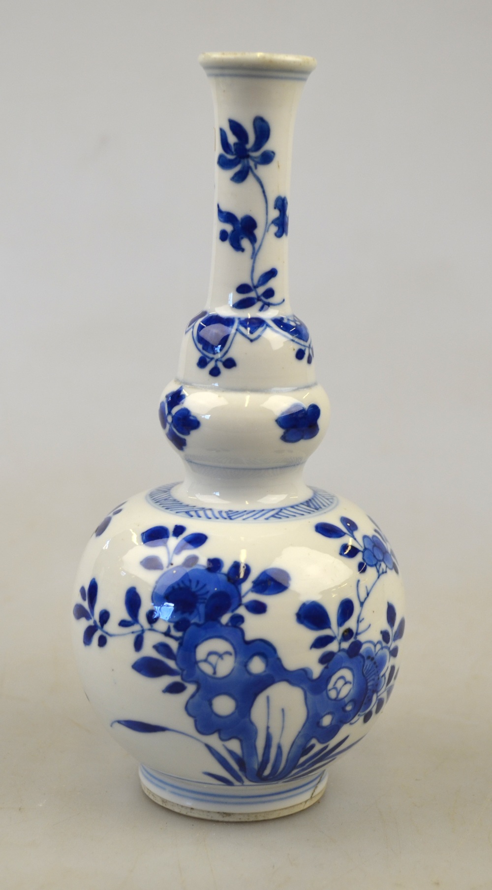 A Chinese blue and white gourd vase decorated with flowers and rockwork, Kangxi 1662-1722, 16.8 cm - Image 2 of 6