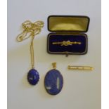 An oval lapis lazuli pendant, 9ct yellow gold frame,