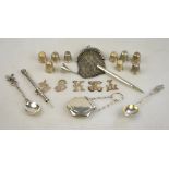 Various oddments of small silver, including nine thimbles, powder compact, mesh coin purse,