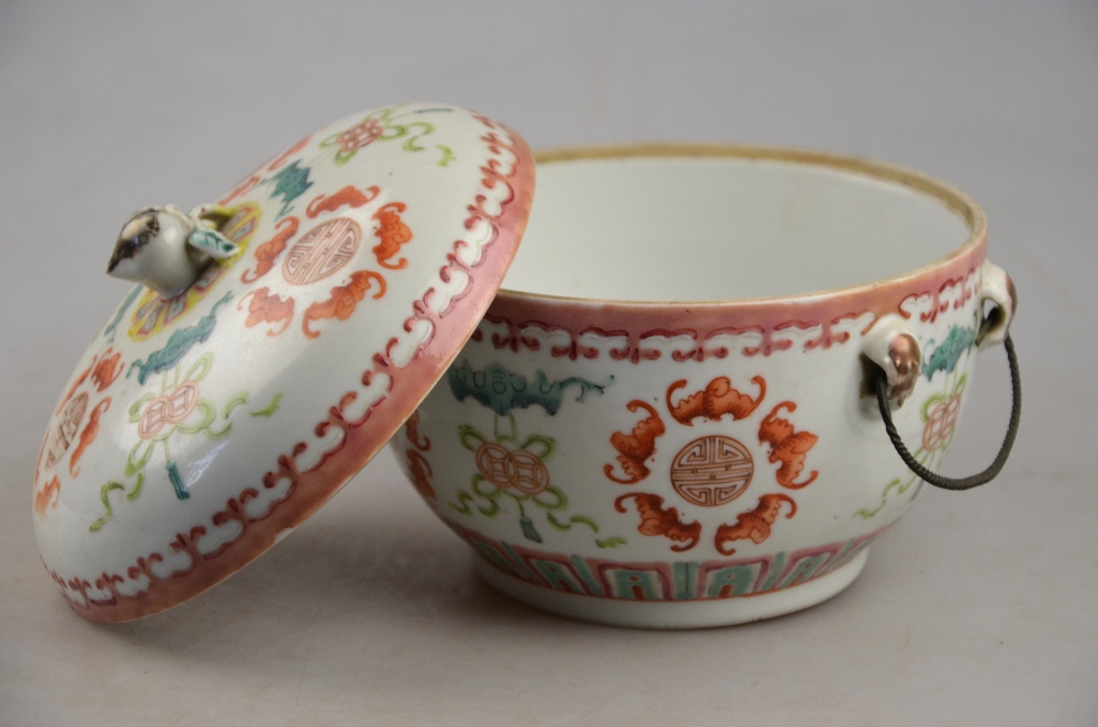 A Chinese 19th century famille rose bowl and cover with two wire loop handles, decorated with bats - Image 4 of 6